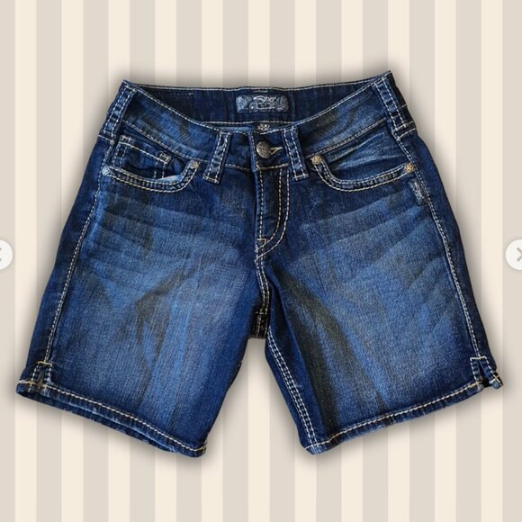 Secondhand Silver Denim longer shorts Size XS (Waist: 24”) - Picture 2 of 5
